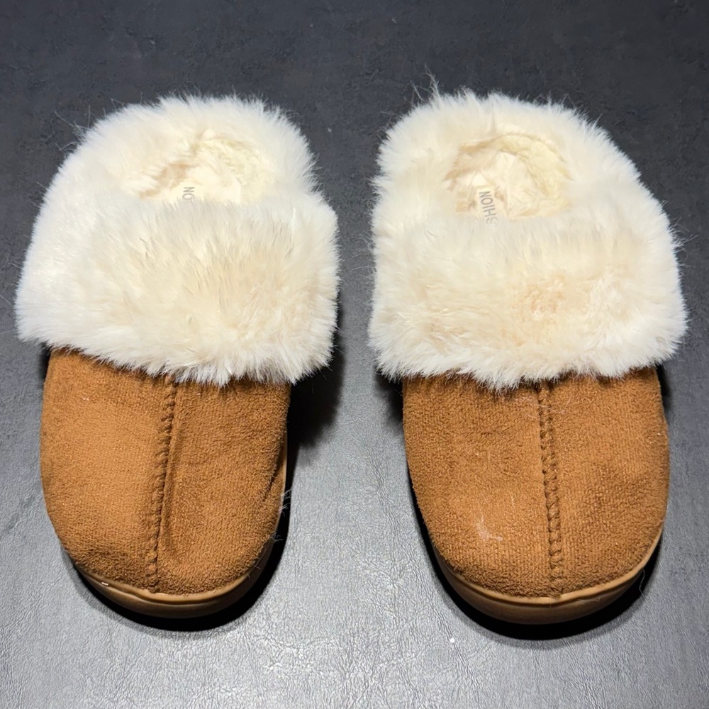 Girls Size 2 Tan and Cream Sippers Brand New